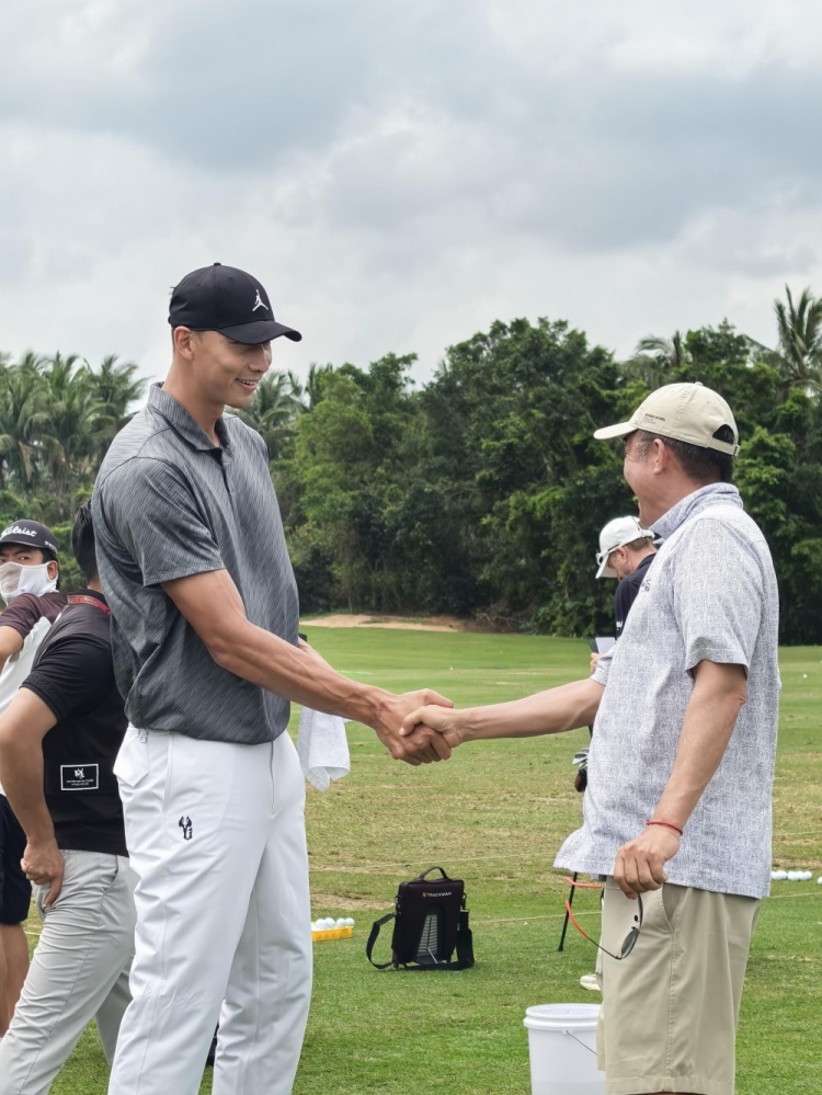 开云体育官方下载-好久不见!易建联现身观澜湖高尔夫比赛 面带笑容心情不错