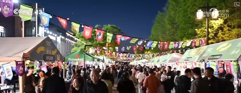 开云体育下载网址-“超”有看点引爆消费新热潮 “足球+夜市+美食+趣玩”聚人气、添活力
